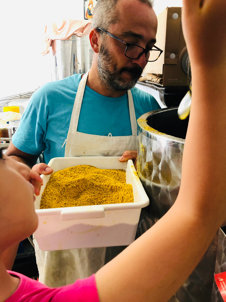 In laboratorio con Carlino e Azzurra per produrre la nuova Regina Bomba